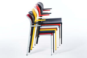 Vertikal gestapelt verbraucht der Kunststoffstuhl wenig Platz